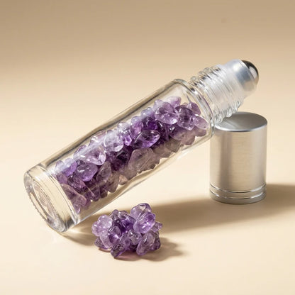 Roll-on amethyste couche avec des eclats de pierre a cote