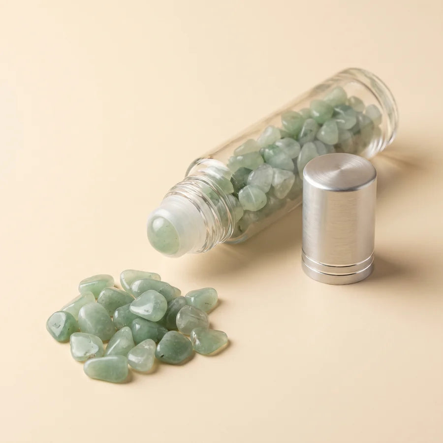 Roll-on aventurine verte couche avec des eclats de pierre a cote