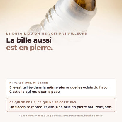 La bille du roll-on est taillee dans la meme pierre que les eclats du flacon