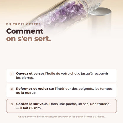 Comment utiliser le roll-on en trois gestes : verser l'huile, rouler sur les poignets, le garder sur soi